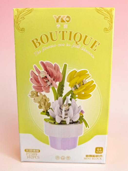 Buchet de flori colorate realizat din blocuri de constructie pentru decor interior. [3]