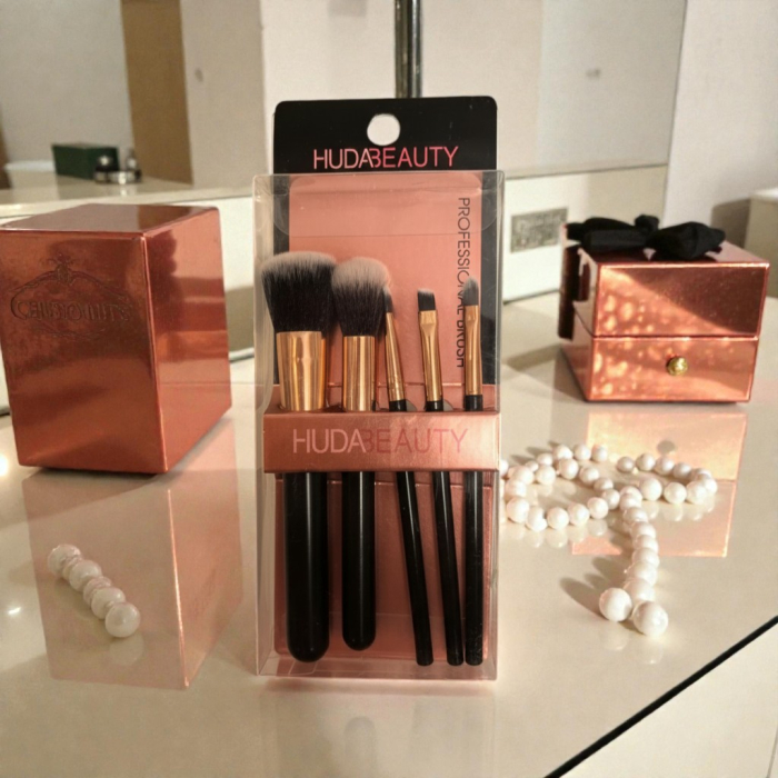 Set 5 pensule de machiaj Rose Gold cu peri albi/gri, așezate pe un fundal estetic. [3]