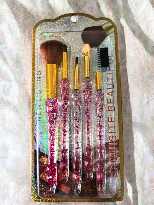 Set 5 pensule machiaj cu mânere transparente umplute cu glitter auriu și peri moi albi/aurii. [2]