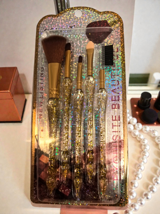 Set 5 pensule machiaj cu mânere transparente umplute cu glitter auriu și peri moi albi/aurii. [2]