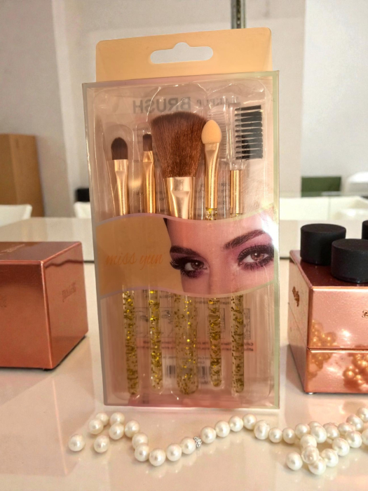 Set 5 pensule de machiaj cu mânere transparente și sclipici auriu, finisaj metalic și peri moi. [2]