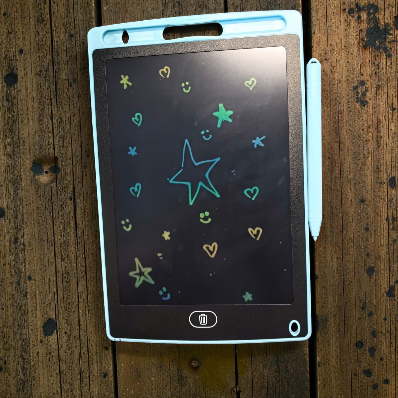 Tabletă grafică Pokémon cu Pikachu și alte personaje pe fundal negru. [2]