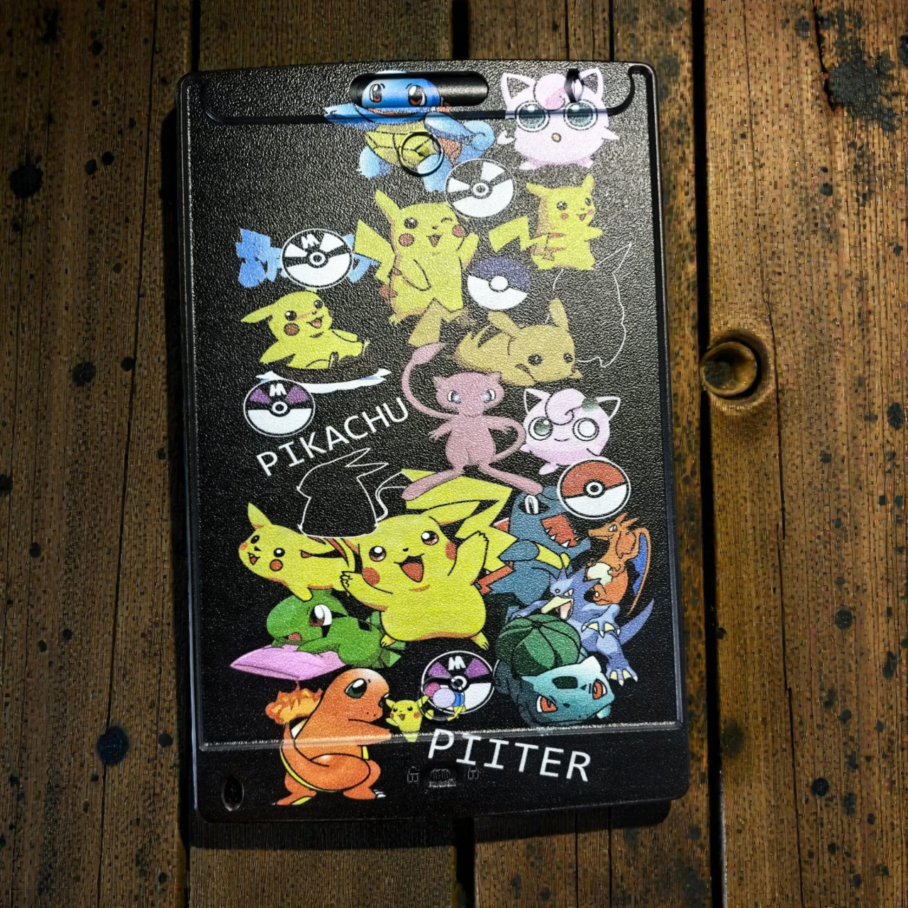 Tabletă grafică Pokémon cu Pikachu și alte personaje pe fundal negru. [2]