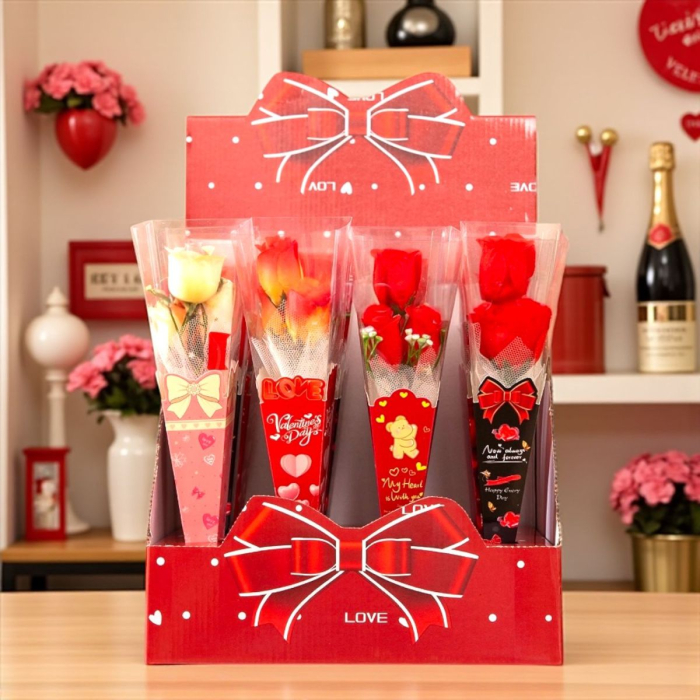 Set 3 trandafiri din săpun roșu în con decorativ cu inimioare și voal alb. [3]