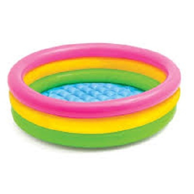 Colace și Piscine Gonflabile - Piscină gonflabilă rotundă pentru copii, diametru 60 cm, cu 3 inele colorate (roz, galben, verde) și podea moale texturată de culoare albastră.