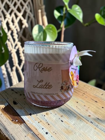 Delicii Parfumate: Lumânări Desert - Lumânare artizanală în pahar, design Rose Latte de culoare roz pastel, decorată la suprafață cu cuburi de gheață din ceară de soia și etichetă Prăvălia Magică.