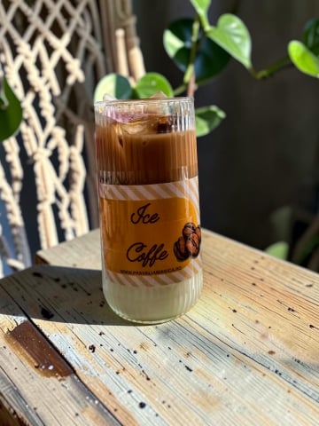 Delicii Parfumate: Lumânări Desert - Lumânare artizanală în pahar de sticlă striată, cu design realist de Ice Coffee, straturi de lapte și cafea, decorată cu cuburi de gheață din ceară gel.