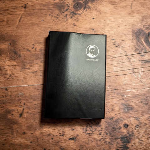 Cadouri pentru EL - Agendă bărbătească neagră elegantă pentru afaceri așezată pe un birou din lemn