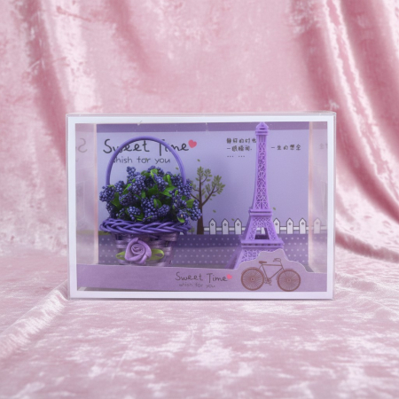 Aranjamente de Flori din Săpun - Aranjament floral în coșuleț cu Turnul Eiffel și flori roz artificiale în cutie transparentă.