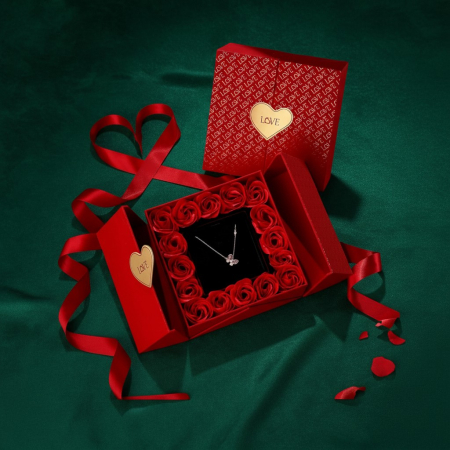 Cadouri pentru EA - Cutie cadou neagră cu trandafiri roșii de săpun și sertar pentru bijuterii.