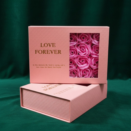 Aranjamente de Flori din Săpun - Cutie LoveBox cu 12 trandafiri de săpun în culorile roșu, roz și negru.