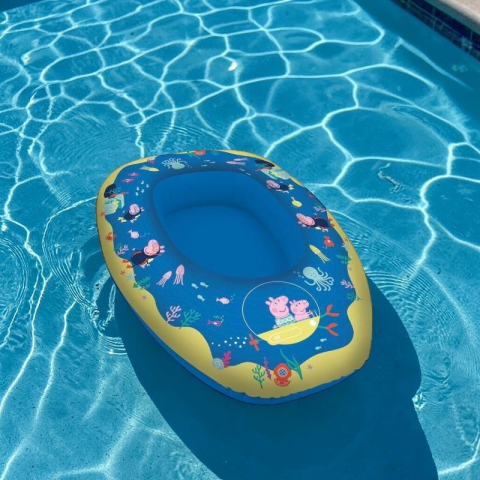 Colace și Piscine Gonflabile - Barcă gonflabilă multicoloră pentru copii cu design Peppa Pig, dimensiuni 80x54x22 cm.
