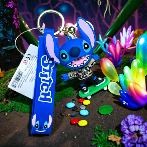 Brelocuri cu personaje - Breloc interactiv cu figurină Stitch pe skateboard, inel auriu premium și baretă albastră din silicon.