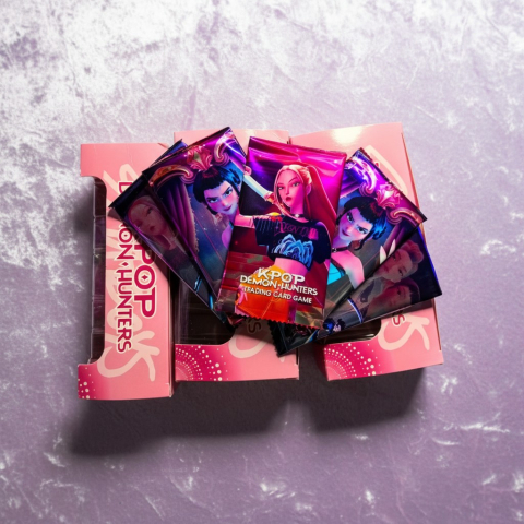 K-Pop Demon Hunters - Plic individual cu cartonașe colecționabile K-Pop Demon Hunters, design colorat stil anime.