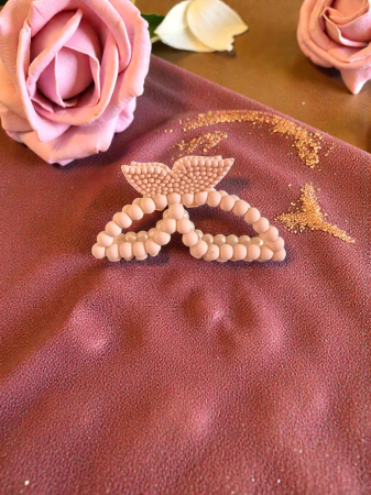 Clămițe colorate - Cleștișor de păr roz pudrat în formă de fluture cu detalii perlate, 7 cm, textură silicon.