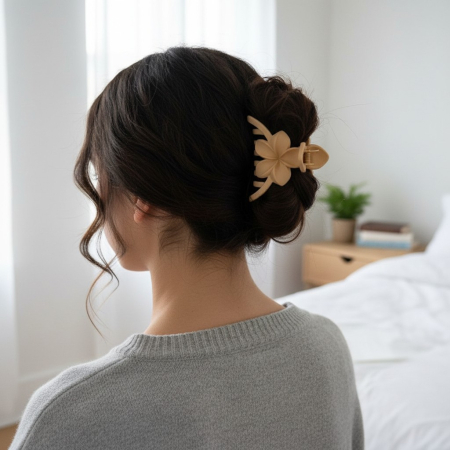 Clame Elegante de Păr - Clește de păr în formă de floare cu finisaj mat siliconat roz pal.