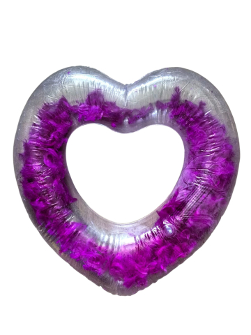 Colac gonflabil transparent în formă de inimă, umplut la interior cu fulgi de culoare roz intens, diametru 90 cm.