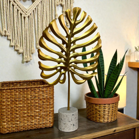 Accesorii pentru Casă - Decorațiune metalică frunză aurie stilizată pe suport solid de piatră, înălțime 25 cm.