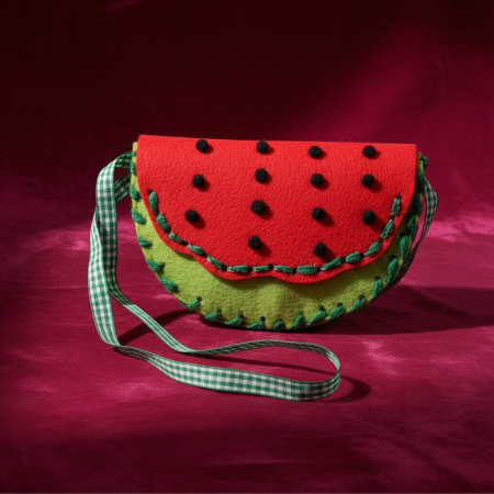 Seturi de Jucării - Set creativ DIY poșetă din fetru în formă de pepene cu ac de plastic și accesorii colorate.