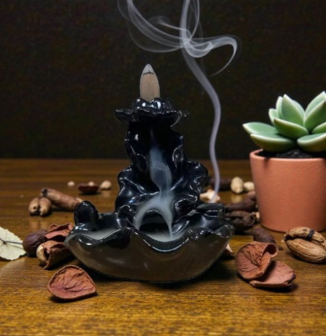 Fântâni Fum Pentru Conuri - Fântână de fum neagră Serenity cu cascadă de fum și plantă decorativă pe un fundal mistic.