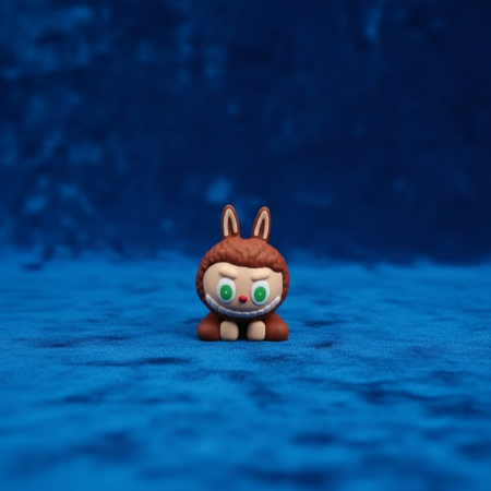 Jucării Misterioase Labubu (Blind Boxes & Collectibles Pop Mart) - Figurina decorativa Labubu pentru marginea ecranului de telefon sau monitor.