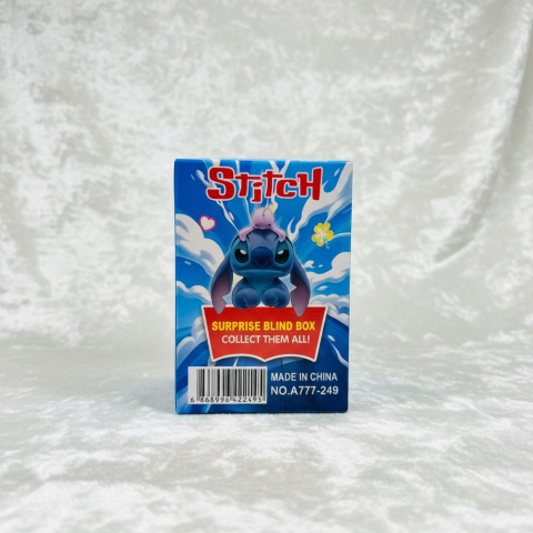 Figurine Mistery Lilo și Stitch - Cutie albastră sigilată Stitch Surprise Blind Box cu ilustrație personaj și mesajul Collect them all.