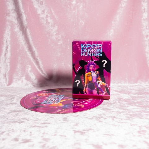 K-Pop Demon Hunters - Cutie blind box K-POP Demon Hunters conținând figurină surpriză, card de colecție și accesoriu.