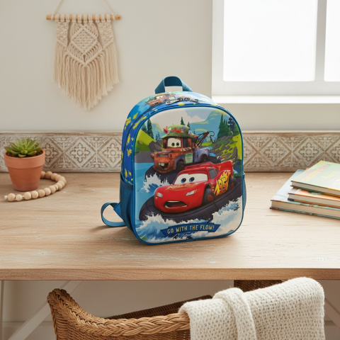 Ghiozdane și Rucsacuri 3D - Ghiozdan albastru de grădiniță cu Lightning McQueen și Mater pe o masă de lemn.