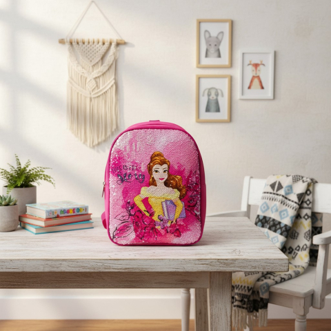 Ghiozdane și Rucsacuri 3D - Ghiozdan roz de grădiniță cu paiete reversibile reprezentând-o pe prințesa Belle într-o rochie galbenă.