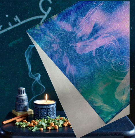 Ambalaje de Cadou - Coale de hârtie de împachetat elegantă cu sclipici și modele mistice pe un fundal cu lumânări și elemente naturale.