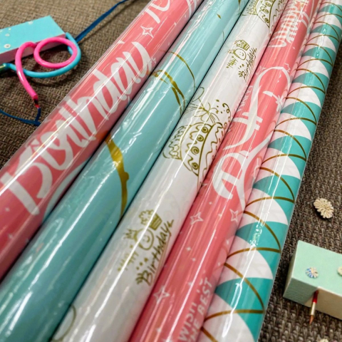 Ambalaje de Cadou - Coală de hârtie cerată pentru cadouri, format 100x70 cm, cu tematică Love, disponibilă în 4 modele asortate.