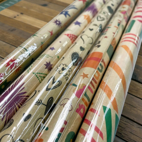 Ambalaje de Cadou - Coală de hârtie cerată pentru cadouri, format practic 50x70 cm, disponibilă în 5 modele asortate, ambalată individual.