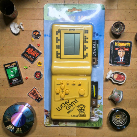 Nostalgia Anilor 2000 - Consolă portabilă Brick Game 9999 în 1, ecran LCD, butoane de control roșii, ambalaj blister.