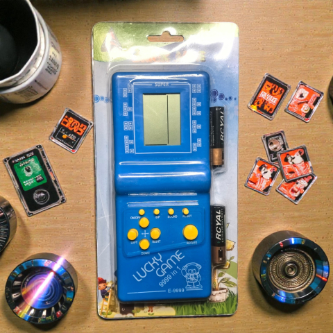 Nostalgia Anilor 2000 - Consolă portabilă Brick Game 9999 în 1, ecran LCD, butoane de control roșii, ambalaj blister.