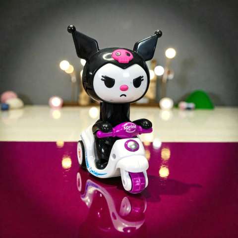 Melody și Kuromi - Jucărie interactivă Kuromi pe motocicletă cu mecanism de propulsie prin apăsare, disponibilă în culorile negru și mov.
