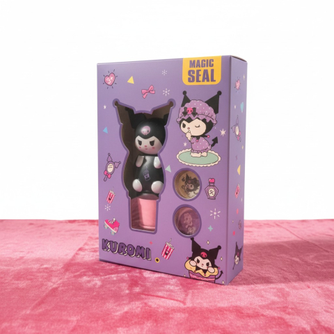 Melody și Kuromi - Cutie mov prezentând Jucăria ștampilă Kuromi Magic Seal cu figurină 3D și discuri interschimbabile.