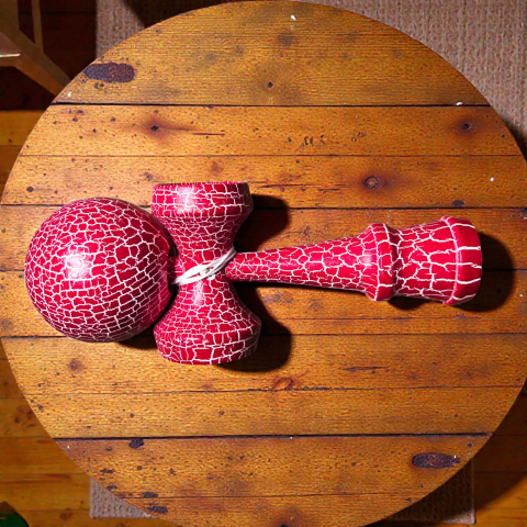 Kendame - Kendama originală din lemn masiv cu finisaj crack effect roșu și negru, înălțime 18 cm.