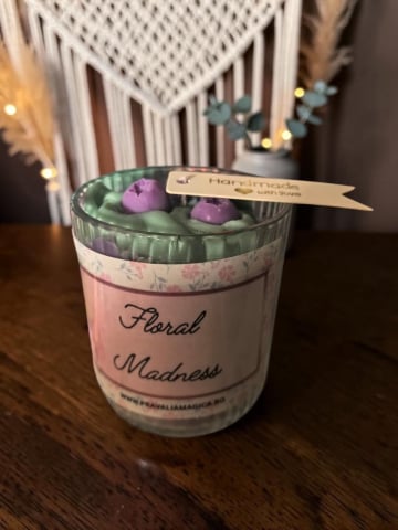 Delicii Parfumate: Lumânări Desert - Lumânare artizanală Floral Madness din ceară de soia în nuanțe de mov și turcoaz pastelat, turnată în pahar de sticlă, decorată la suprafață cu flori tridimensionale.