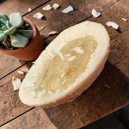 Lumânări parfumate lucrate manual - Lumânare parfumată artizanală în formă de nucă de cocos, din ceară de soia și gel transparent cu foițe aurii.