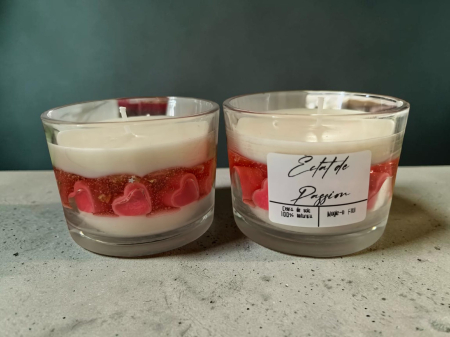 Lumânare artizanală Eclat de Passion din ceară de soia și gel cu inimioare roșii.