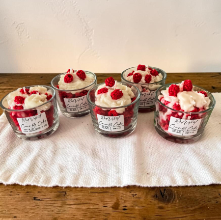 Lumanare parfumata lucrata manual sub forma de desert Red Velvet cu ceara tip frisca si zmeura