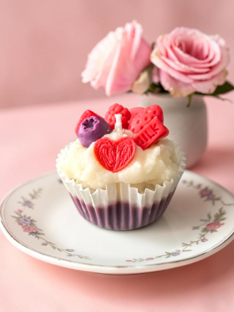 Buchete de Flori din Săpun - Lumânare artizanală din ceară de soia parfumată în formă de brioșă cupcake decorată cu fructe de pădure.
