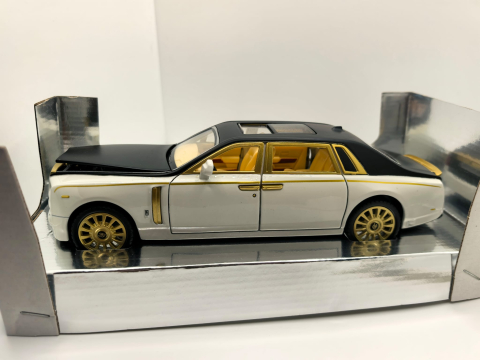 Mașini de colecție - Machetă metalică de colecție Rolls-Royce Phantom culoare roz cu partea superioară argintie, capotă deschisă și jante aurii