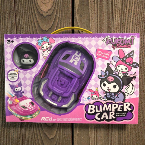 Melody și Kuromi - Mașină cu telecomandă Kuromi RC Bumper Car mov cu funcție de ejecție la impact, ambalată în cutie de cadou.