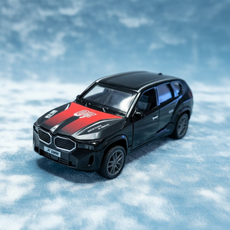 Mașini de colecție - Mașină metalică SUV albă scară 1:32 cu dimensiuni 12x4.5x4 cm.