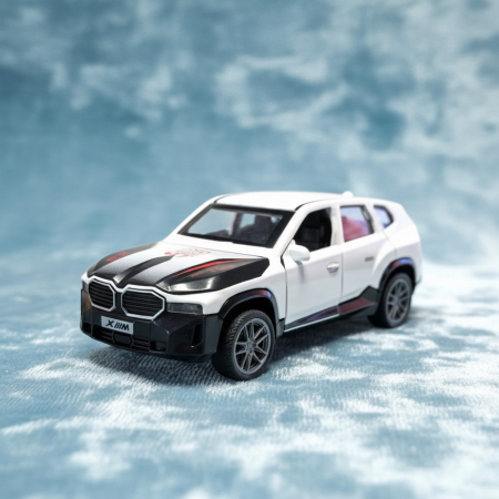 Cadouri pentru EL - Mașină metalică SUV albă scară 1:32 cu dimensiuni 12x4.5x4 cm.