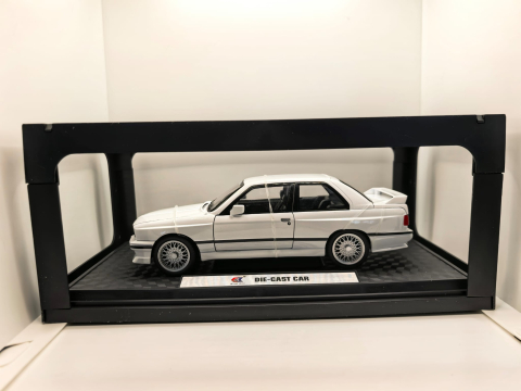 Mașini de colecție - Machetă metalică de colecție BMW M3 1988 de la Che Zhi, culoare neagră, la scara 1:24, expusă într-o cutie tip vitrină cu postament.