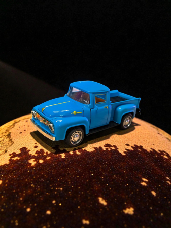 Cadouri pentru EL - Mașină metalică Classic Pickup Truck roșie scară 1:32 cu uși deschise și sistem pull-back.