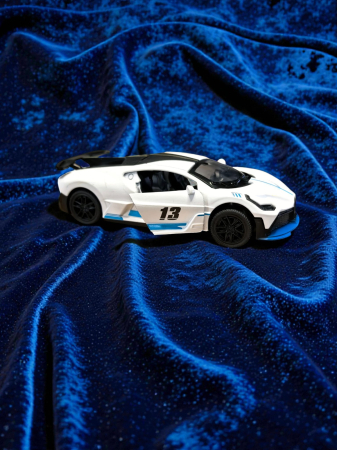 Cadouri pentru EL - Mașină metalică de colecție albă scară 1:32 cu sunete și lumini LED.