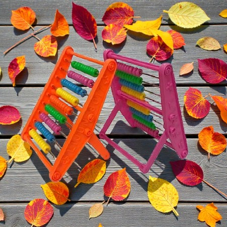 Truse Geometrie și Numărători - Numărătoare școlară mică din plastic cu 90 de bile colorate, dimensiune 10.5x13.5 cm.